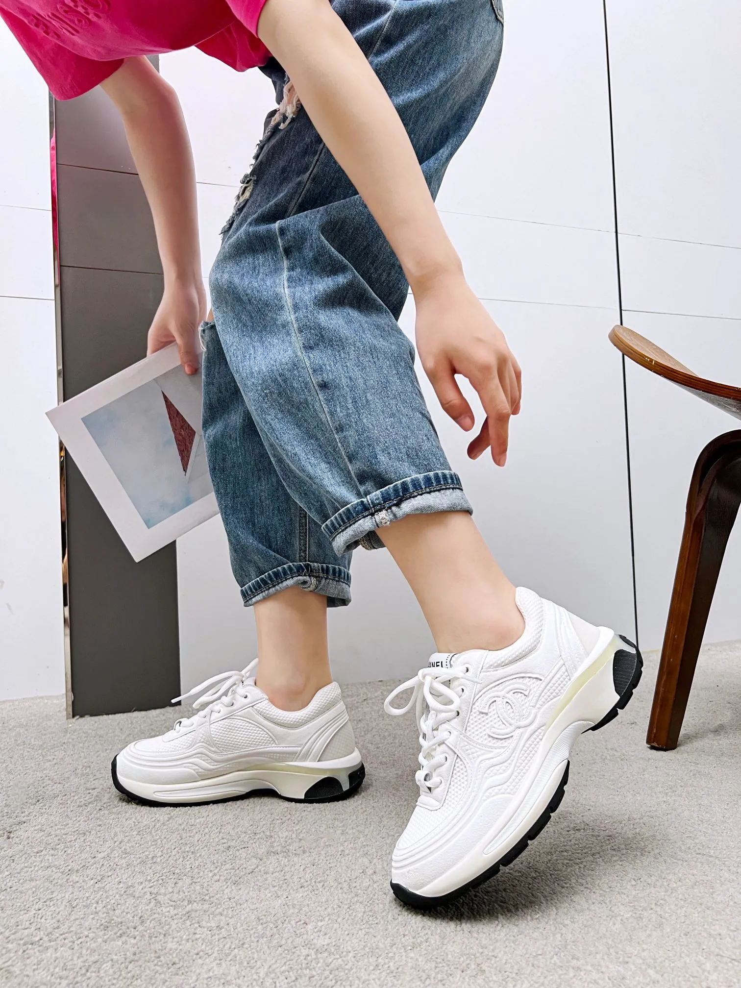 👟👟Ex-factory price 640👟👟 chanel Chanel 2024 early spring vacation series latest casual sports shoes silver white, gold white, silver gray, black and red! Incomparably beautiful and easy to wear, very light, the lining is also super soft, super comfortable, the upper is breathable, the color is high-end and durable, versatile. Upper: cowhide and cloth stitching. Inner: breathable mesh. Original foam combination outsole. Size: 35-40.